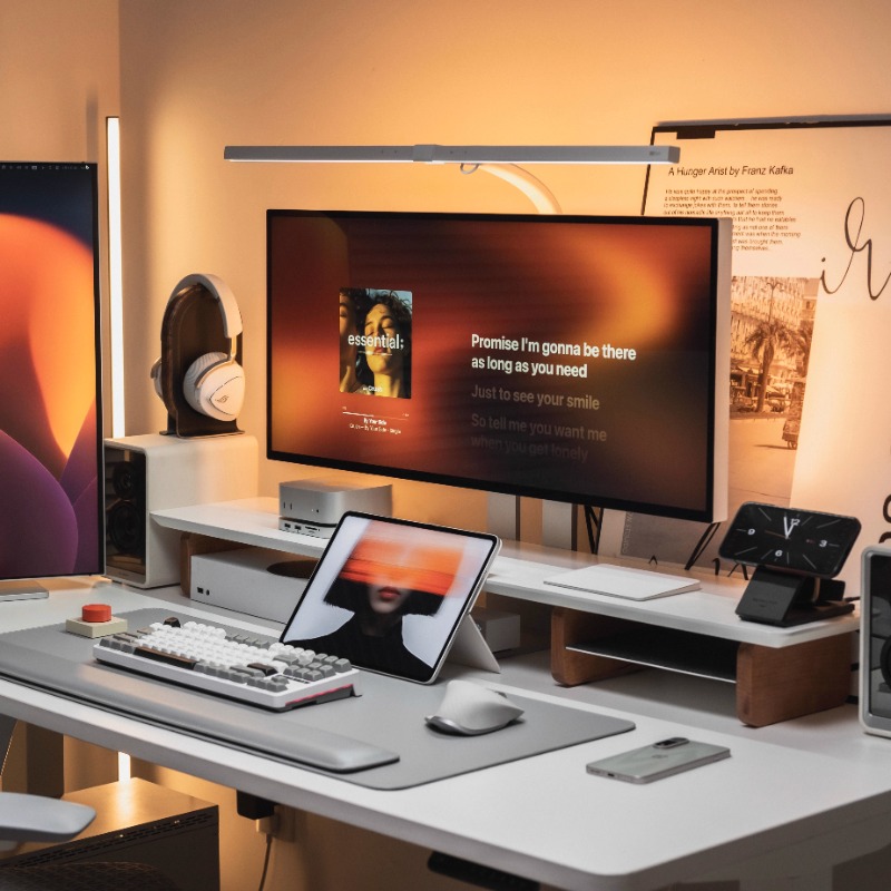 Desk Setup Laptop And Monitor - حامل شاشة حديث مريح لرف المكتب